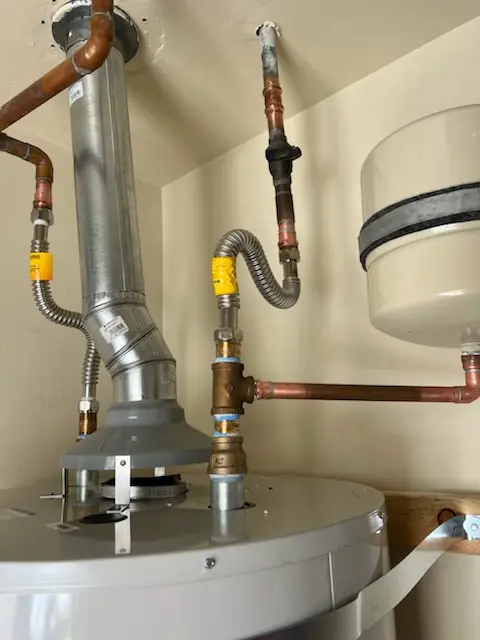 Water heater installation and plumbing repair in Villa Valencia